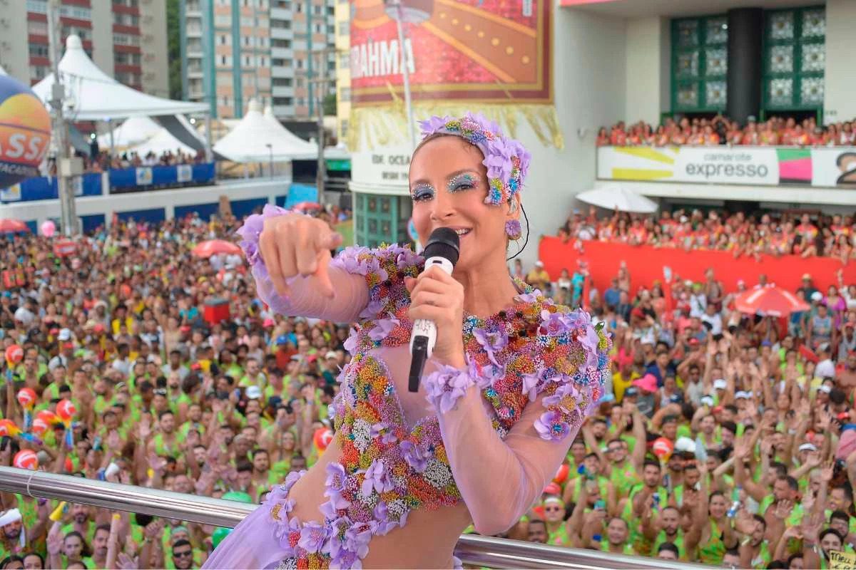 Claudia Leitte no trio elétrico em Salvador