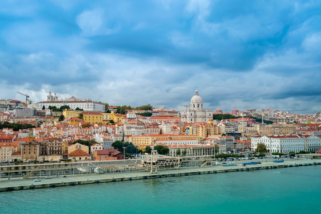 Vista de Lisboa a partir do rio Tejo, Portugal 