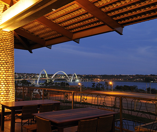 Vista da varanda do restaurante Mangai. Ponte JK de fundo.