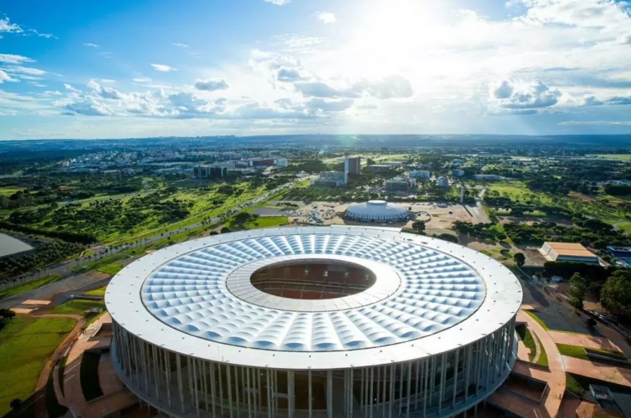 Estádio Mané Garrinhca, vista aéra. Ginásio Nilson Nelson ao fundo.