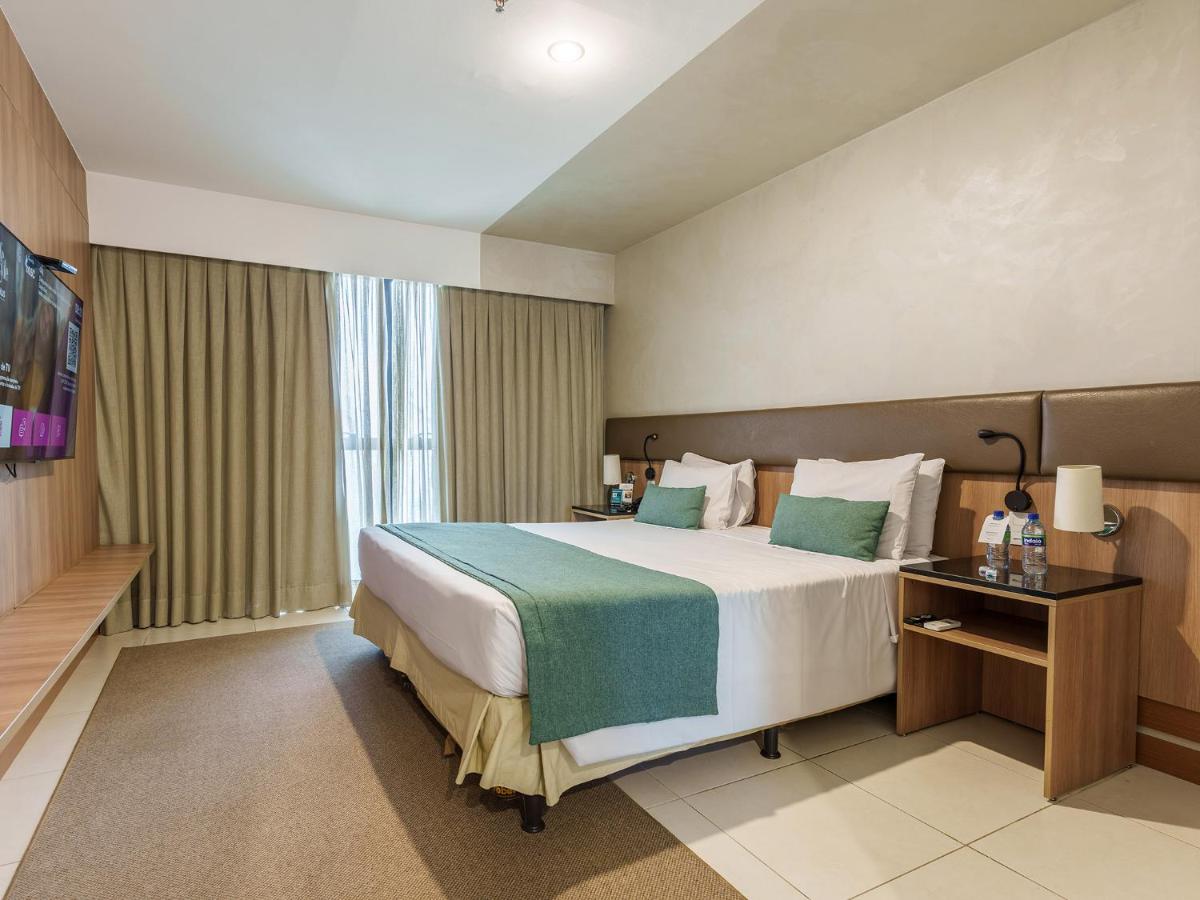 Quarto do hotel Athos Bulcão Hplus Executive, em Brasília