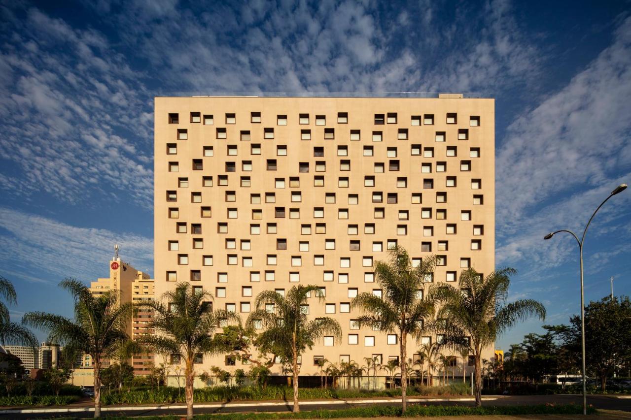 Fachada do B Hotel Brasília. Palmeiras na frente.