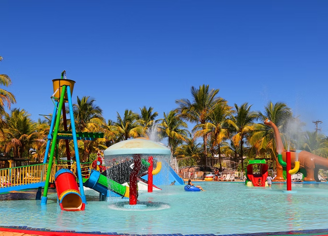 Piscina, brinquedos e escorrega do BayPark, em Brasília.