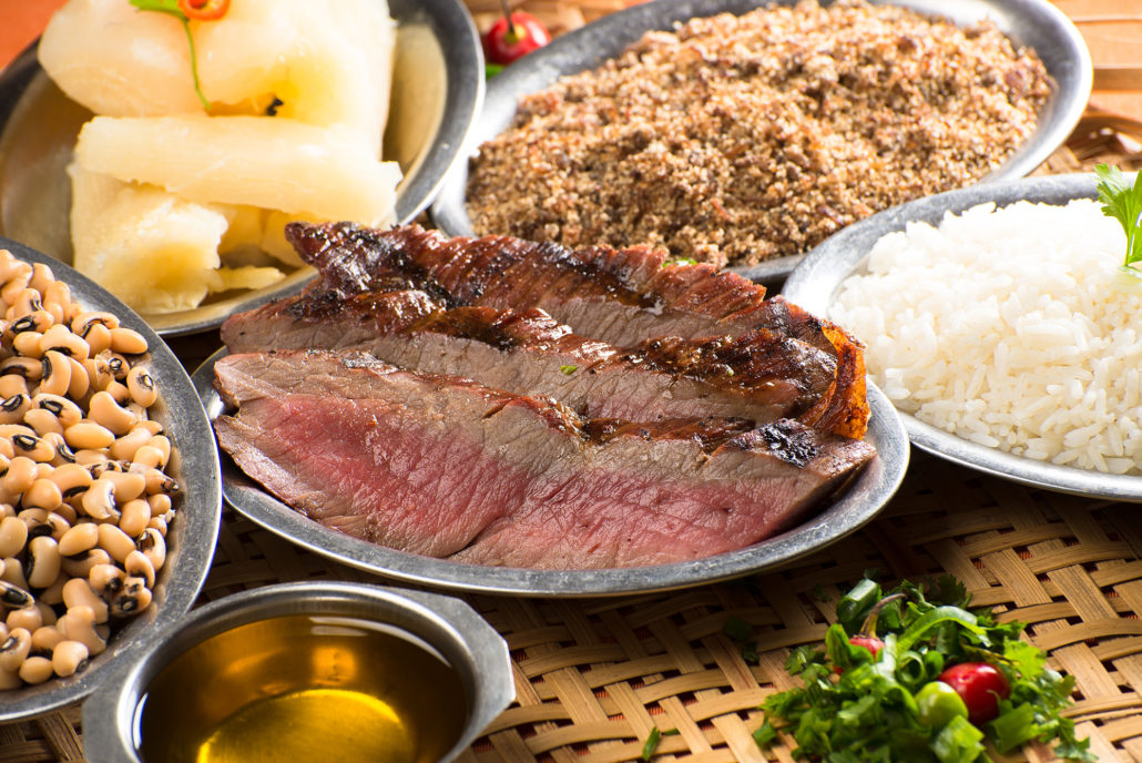 Carne de Sol com acompamanhamentos: mandioca, farofa, arroz e manteiga