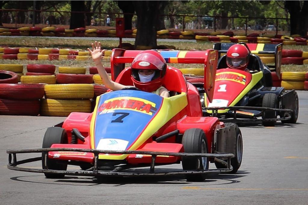 Pessoa pilotando carro no Carrera Kart - Parque da Cidade - Brasília