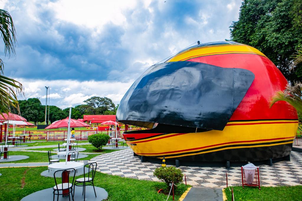 Salão em forma de Capacete Carrera Kart, em Brasília.