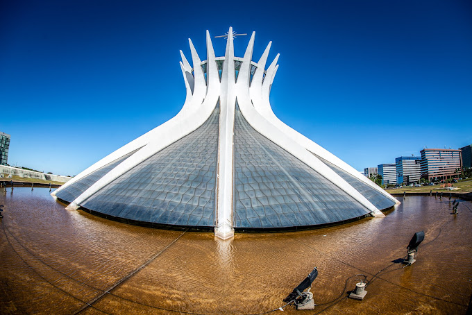 Espelho d´água e Catedral de Brasília