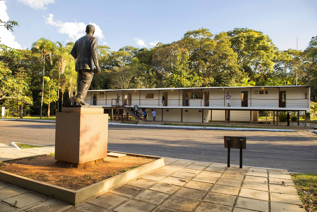 Fachada do Catetinho, estátua de bronze