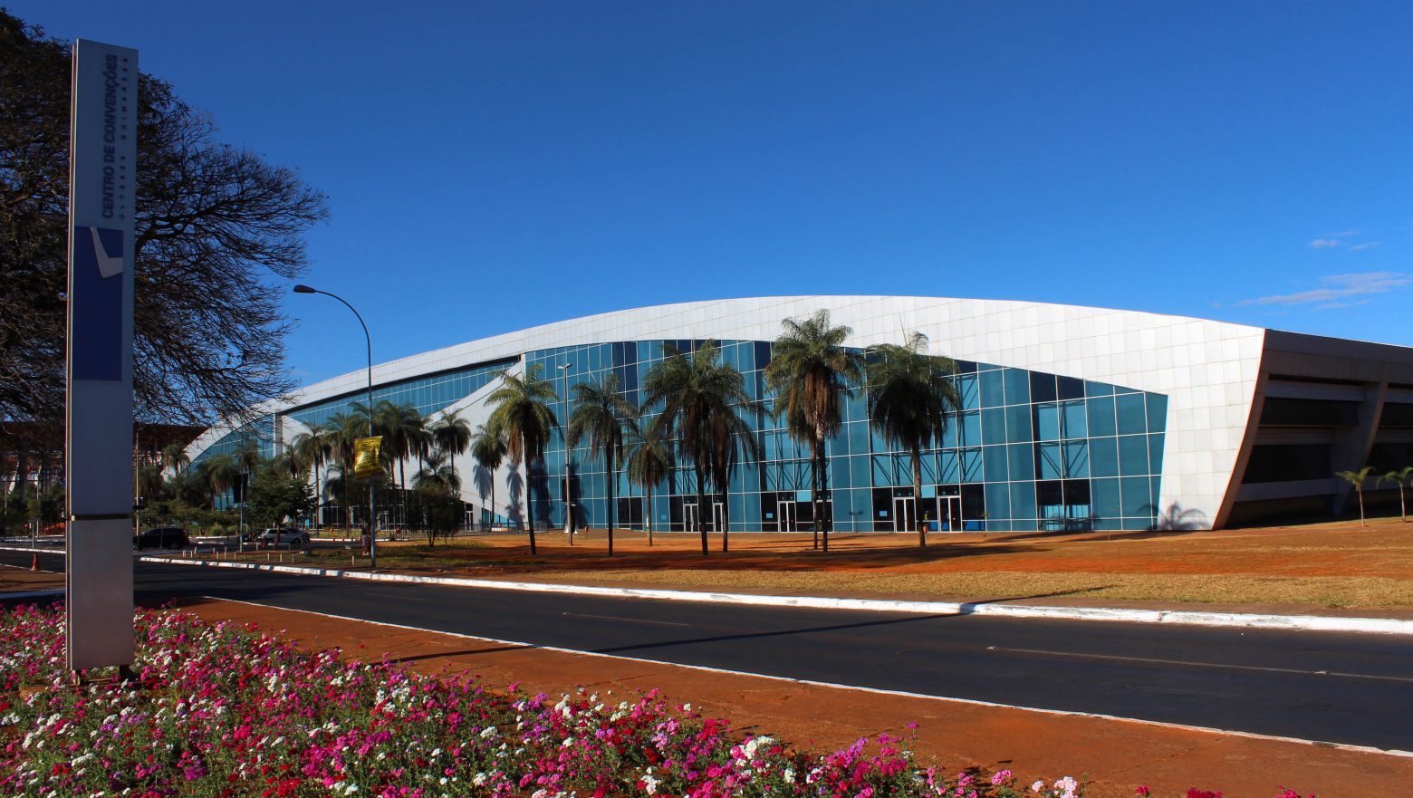 Fachada do Centro de Convenções Ulysses. Palmeiras na frente. Brasília.