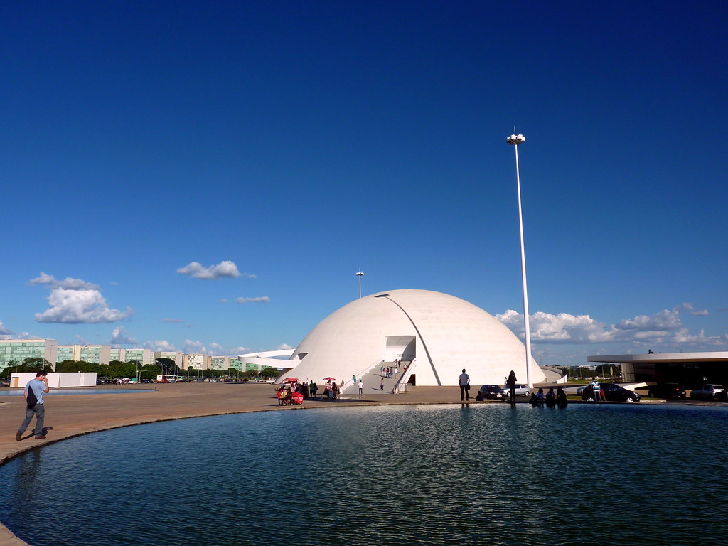 Céu azul de Brasília e Museu Nacional do Complexo Cultural da República. Espelho d´água.