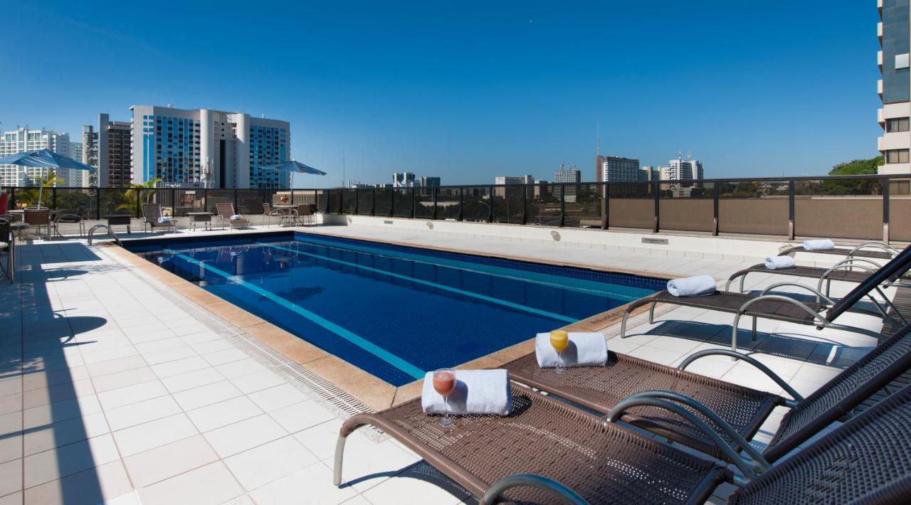 Piscina com espreguiçadeiras e toalhas do Comfort Suites Brasília