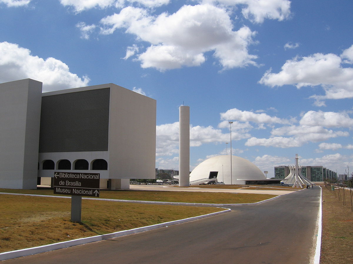 Complexo Cultural da República: placa, Biblioteca Nacional, Museu Nacional e Catedral ao fundo - Brasília