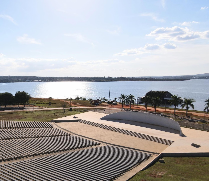 Concha Acústica, arquibancadas, palco e Lago Paranoá ao fundo