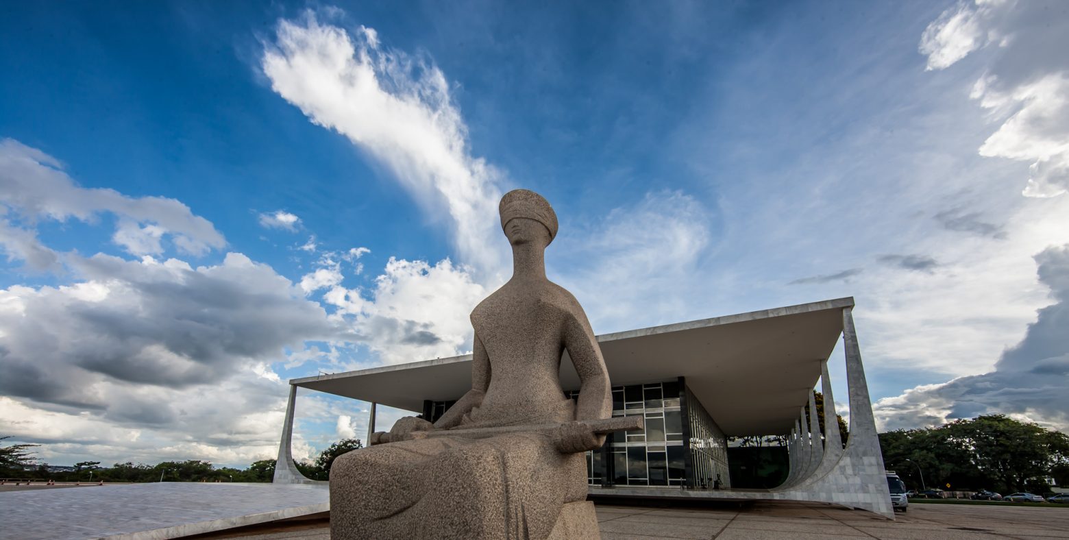 Estátua da Justiça e STF ao fundo. Brasília.