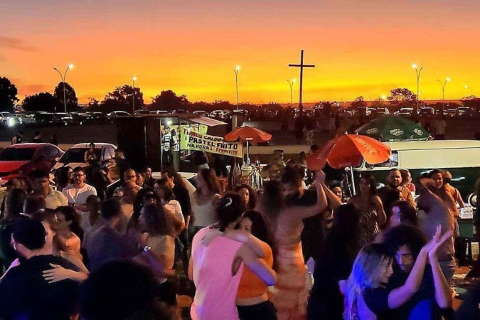 Pessoas dançando na Praça do Cruzeiro, Brasília