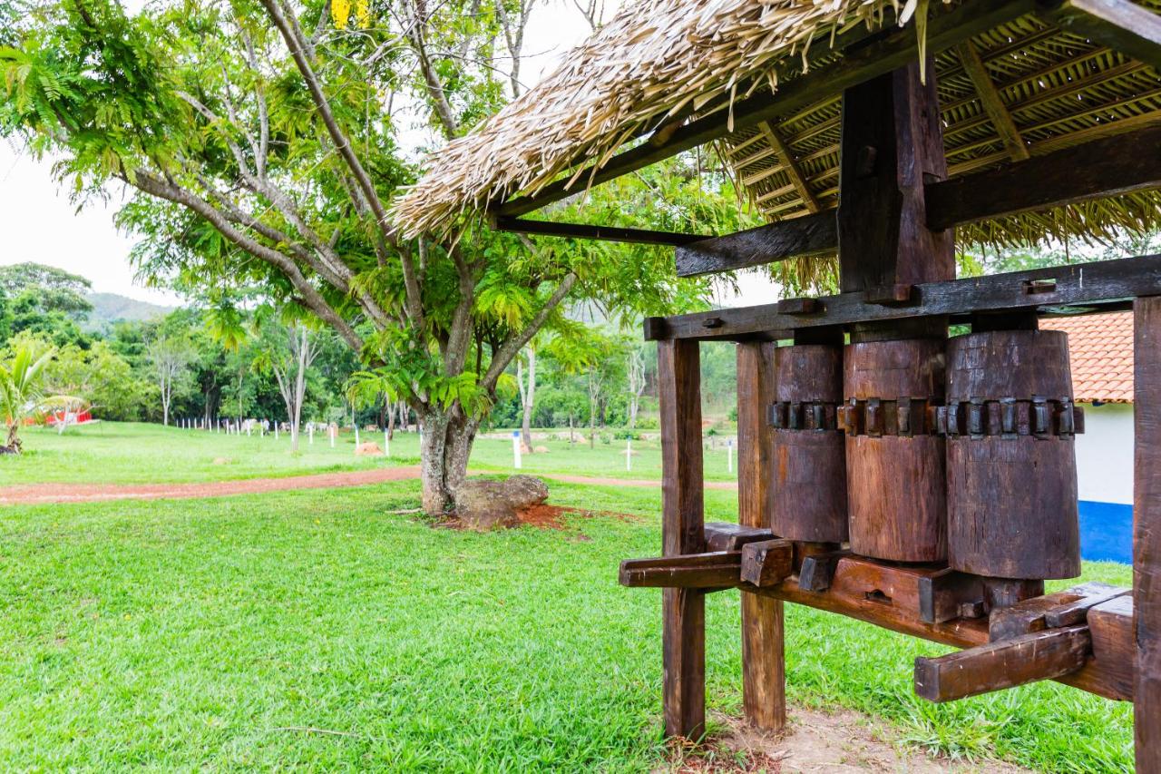 Área externa e gramado do Hotel Fazenda Serra da Irara