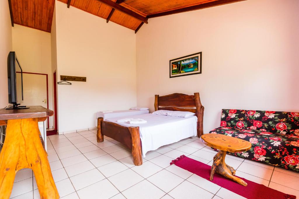 Quarto com cama, quadro e mesa Hotel Fazenda Serra da Irara