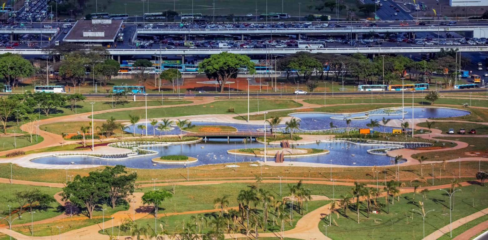 Jardim Burle Marx Torre de TV e Rodoviária do Plano Piloto no fundo.