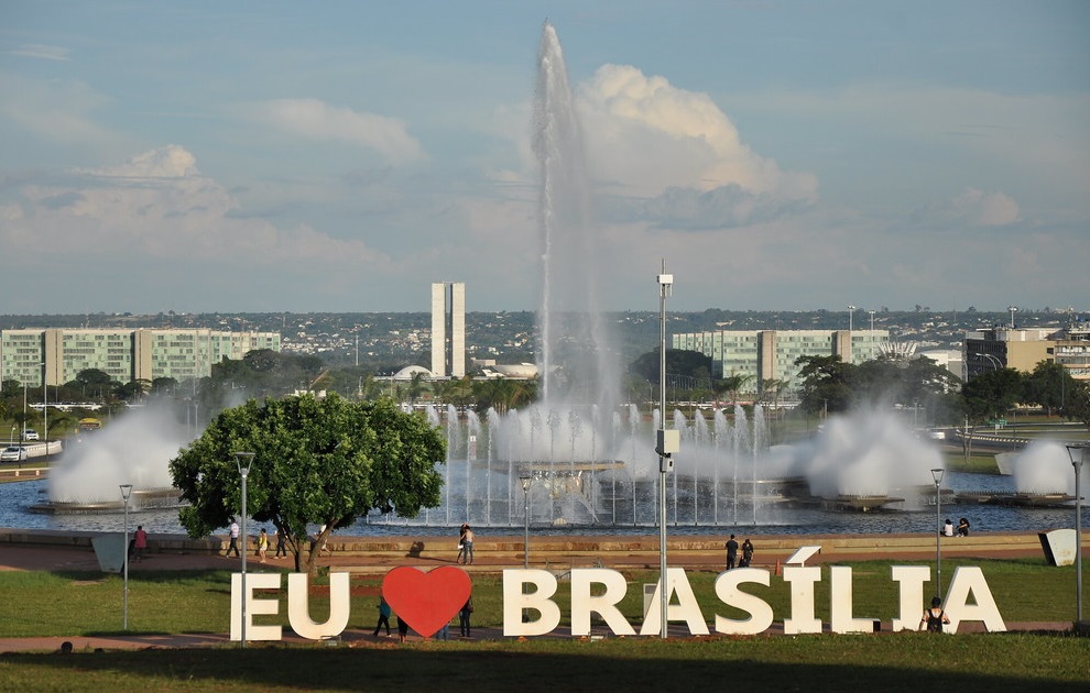 Legreiro Eu amo Brasília, chafariz ligado atrás e o Congresso Nacional, Esplanada dos Ministérios