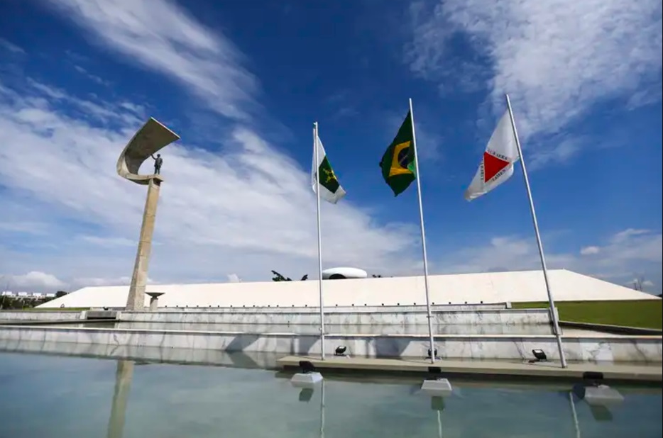 Memorial JK - espelho d´água e bandeiras. Estátua de JK