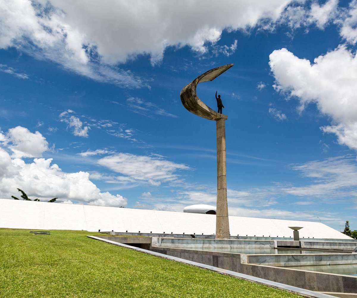 Estátua de Juscelino Kubstchek em frente ao Memorial JK, em Brasília.