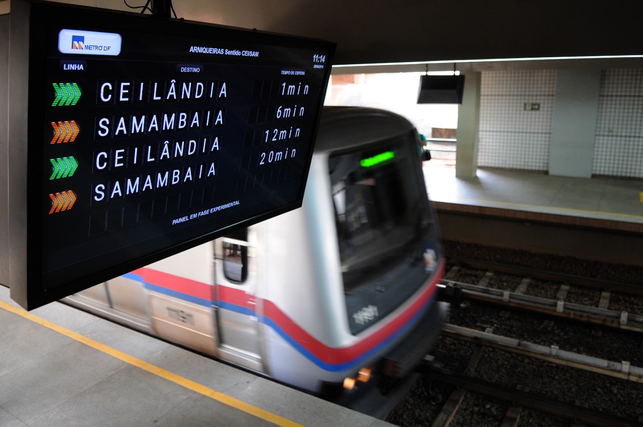 Trem do Metrô DF e painel com tempo de espera.