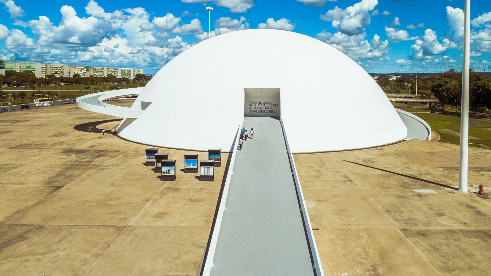 Fachada e rampa do Museu Nacional da República