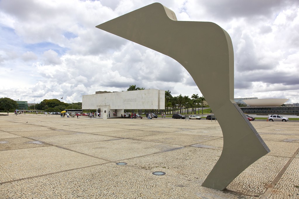 Museu Histórico de Brasília ao fundo e escultura na Praça dos Três Poderes, em Brasília