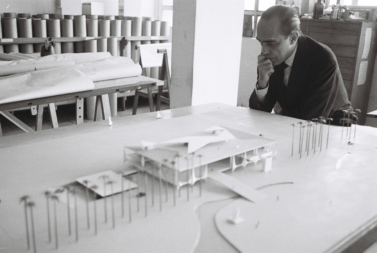 Oscar Niemeyer olhando maquete de Brasília. Foto Arquivo Público do Distrito Federal