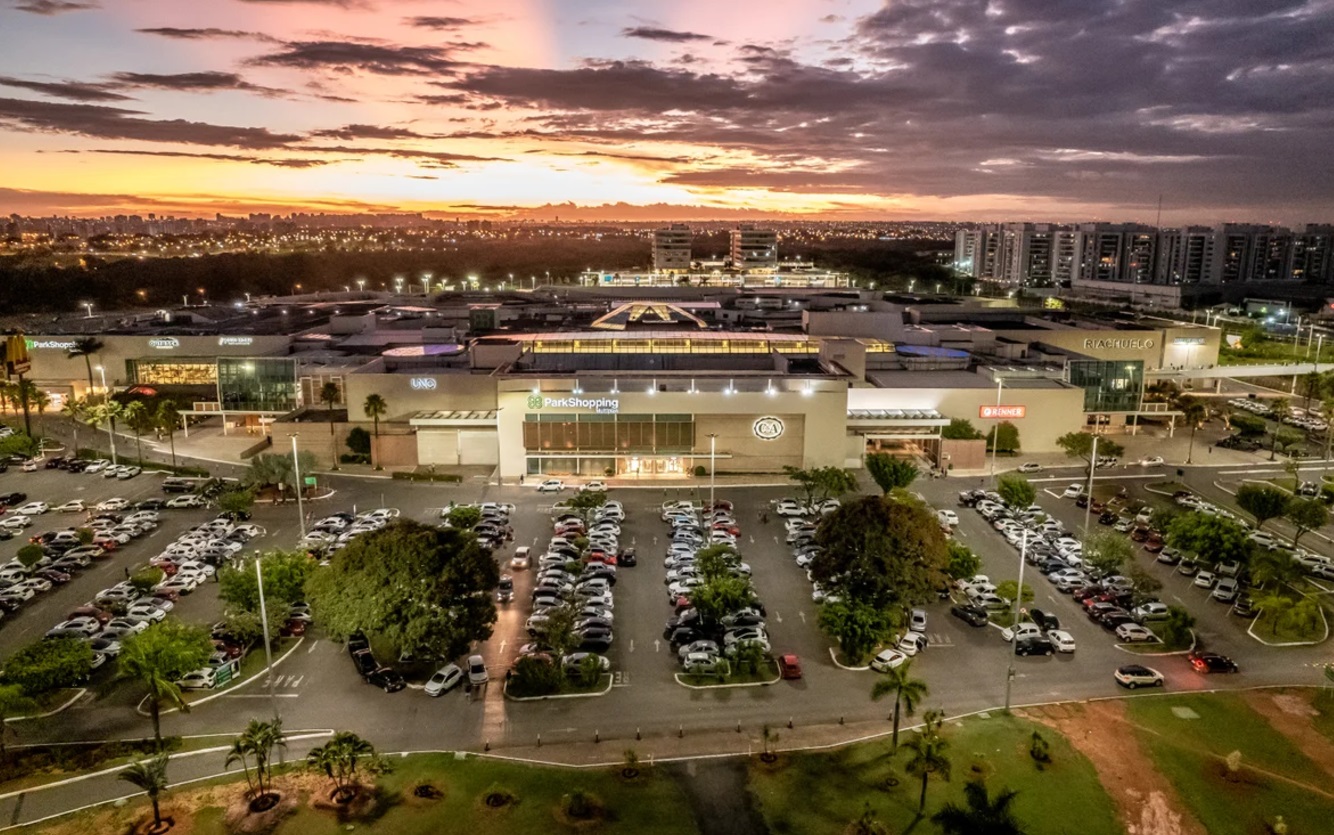 Fachada do Parkshopping Brasilia e estacionamento