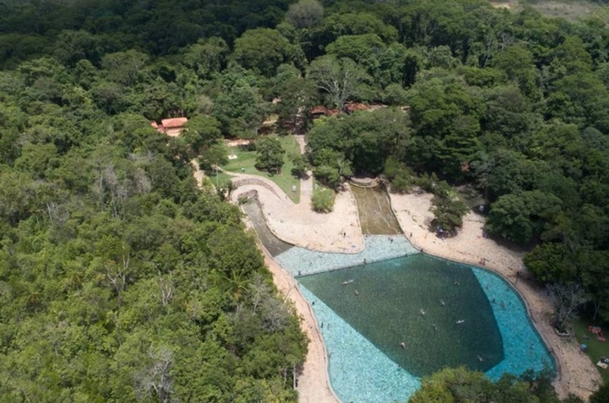 Vista aérea da piscina e mata do Parque Nacional de Brasília