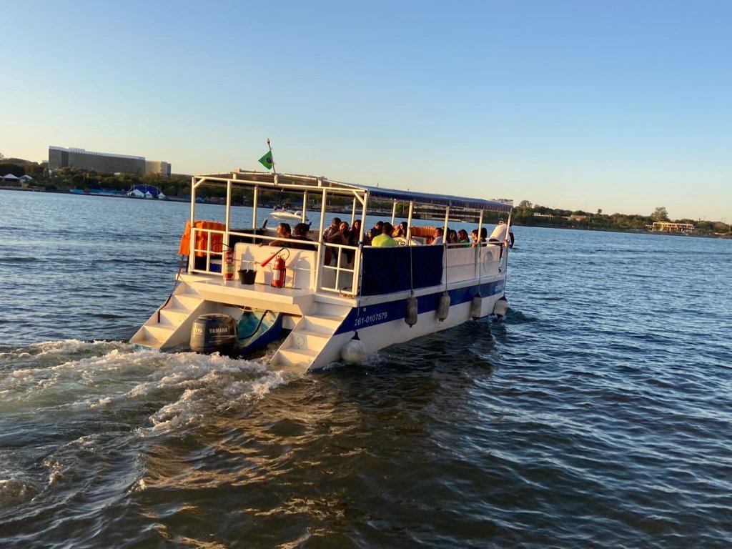 Barco com passageiros no Lago Paranoá Brasília