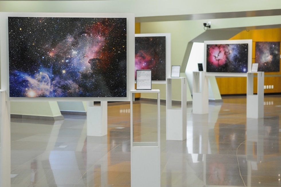 Exposição de quadros e fotografias no Planetário Brasília