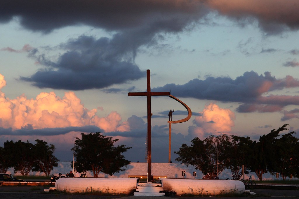 Praça do Cruzeiro e Memorial JK no fundo