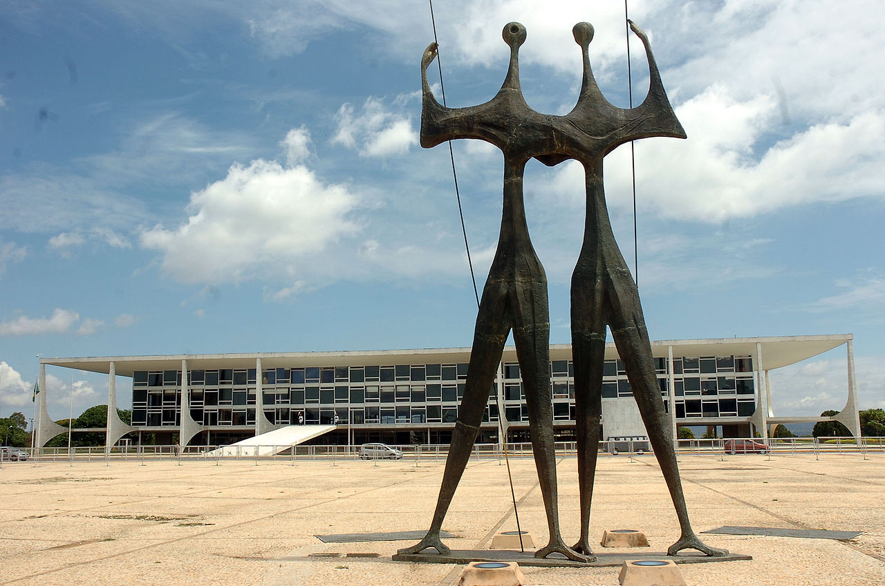 Palácio do Planalto e monumento dois Candangos, Brasília