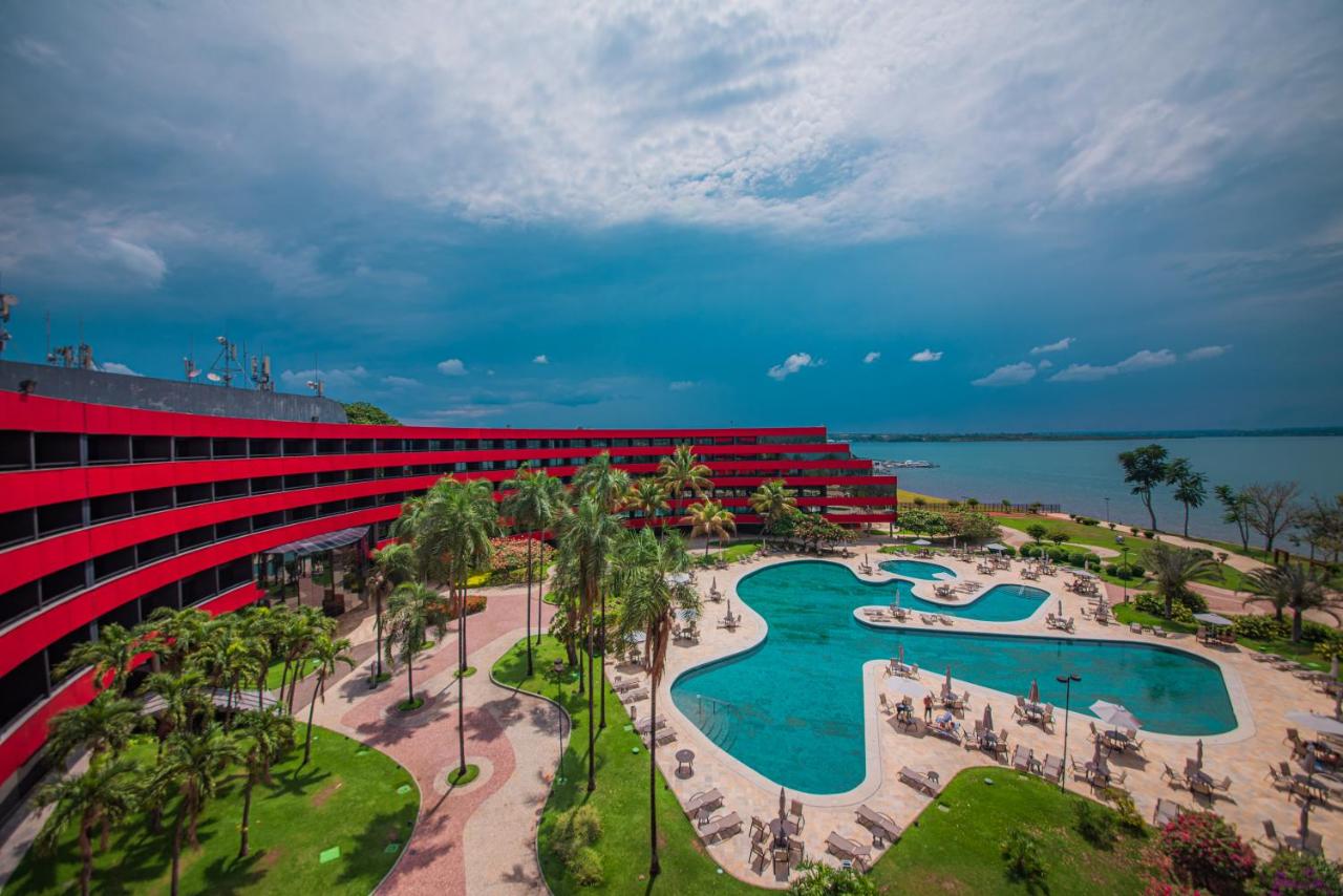 Área de lazer, piscina e fachada do Royal Tulip Brasília Alvorada. Lago Paranoá de fundo.