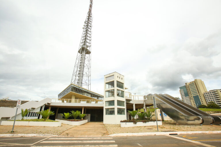 Torre de TV, escada rolante de acesso