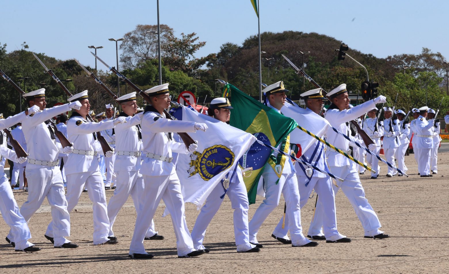 Troca da Bandeira na Praça dos Três Poderes. Militares marchando.