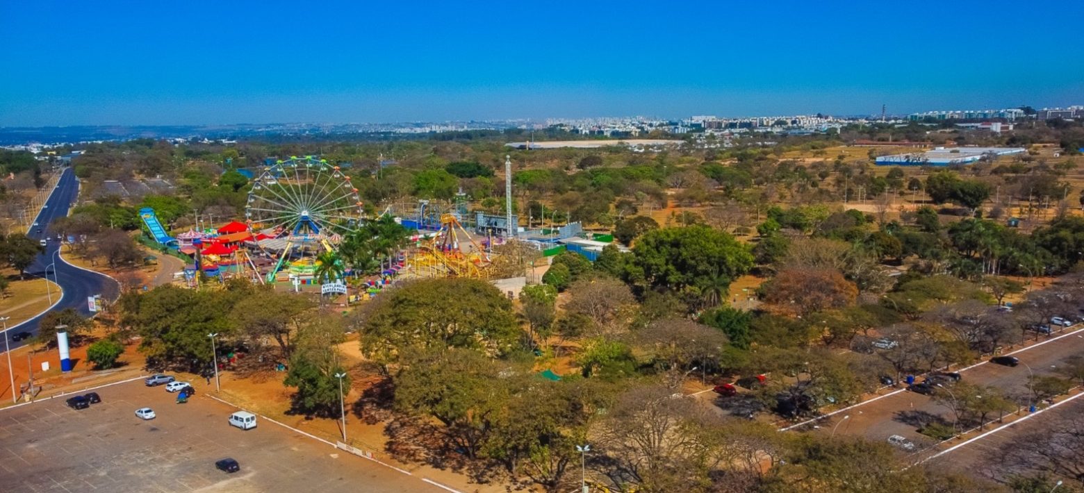 Vista aérea do parque de diversões, Nicolândia, no parque da Cidade, Brasília.