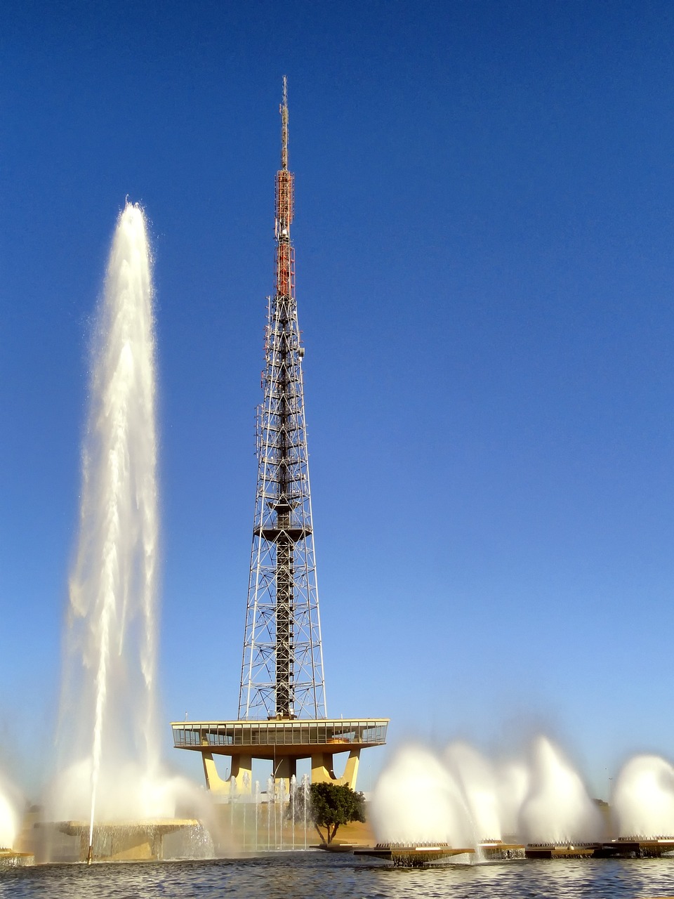 Torre de TV e chafariz, Brasília