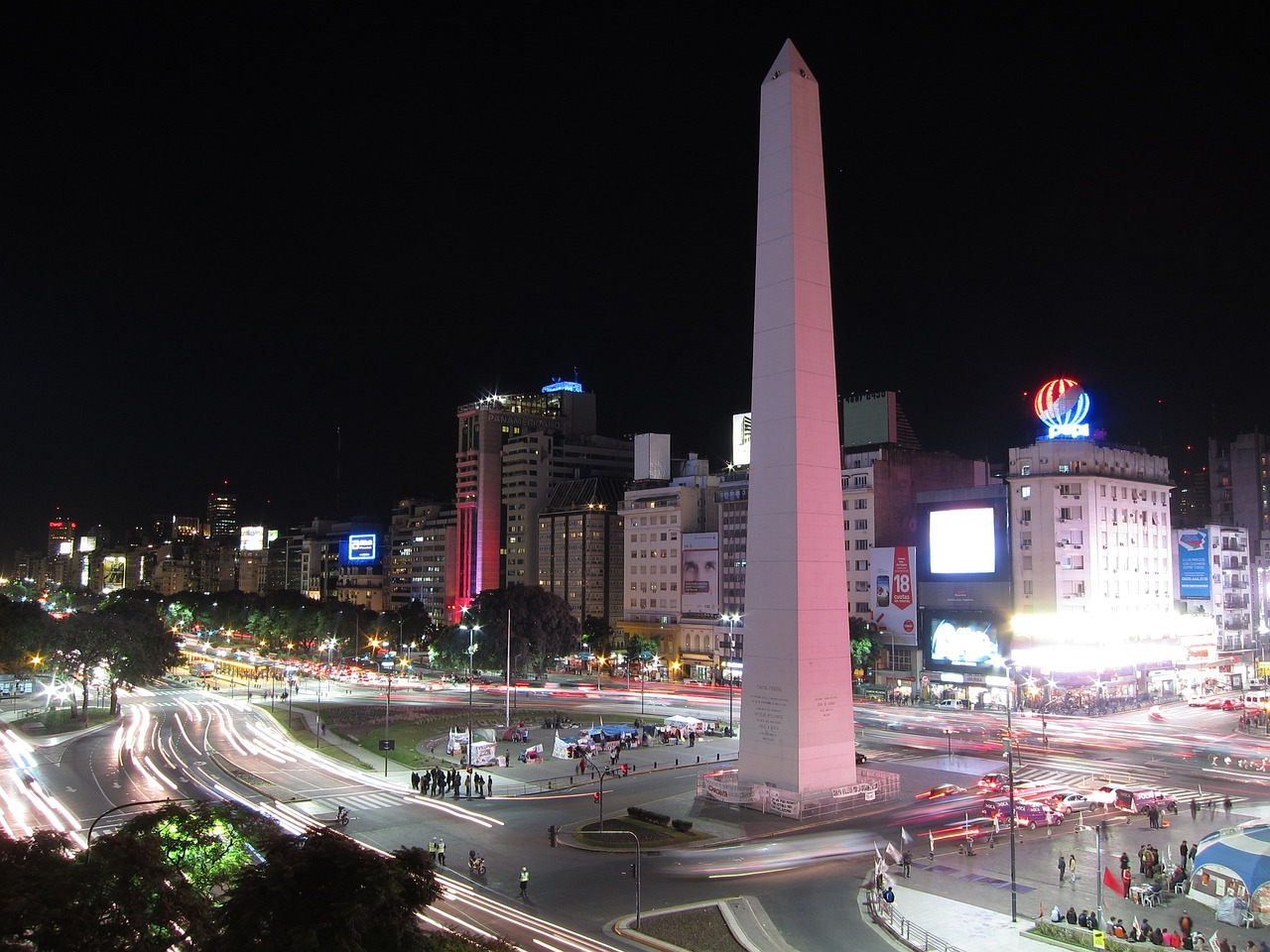 Obelisco de Buenos aires a noite. Prédios e avenidas.