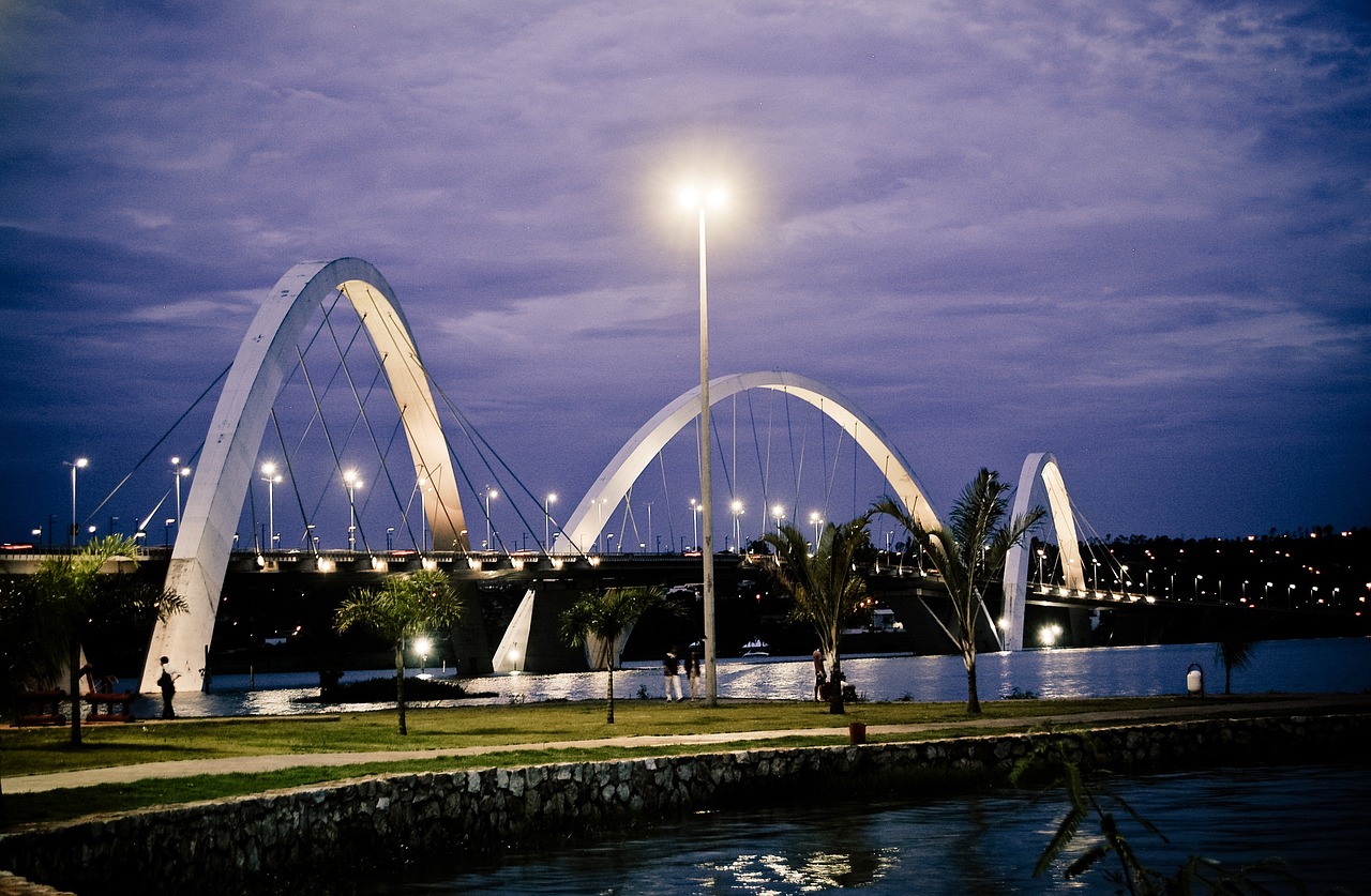 Ponte JK a noite, Brasília