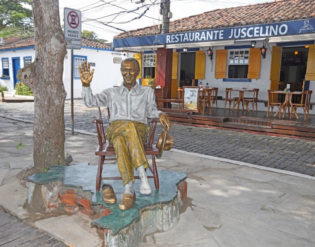 Estátua Juscelino Kubitschek, na Orla Bardot, Búzios