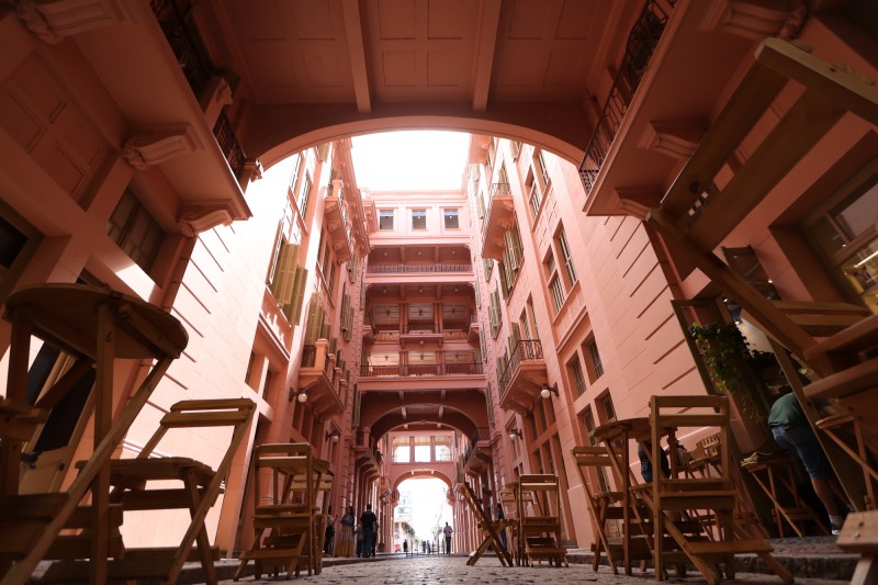 Casa de Cultura Mário Quintana, mesas e cadeiras do restaurante no térreo.