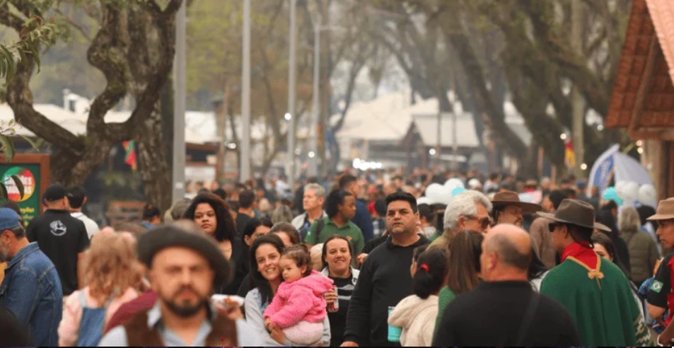 Público andando pelo Acampamento Farroupilha, em Porto Alegre