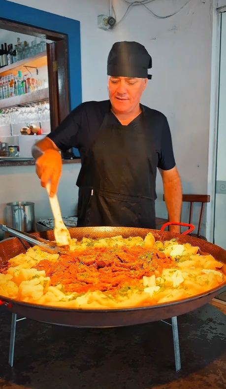 Cozinheiro e Prato sendo preparado no Bar do Gordo, Búzios