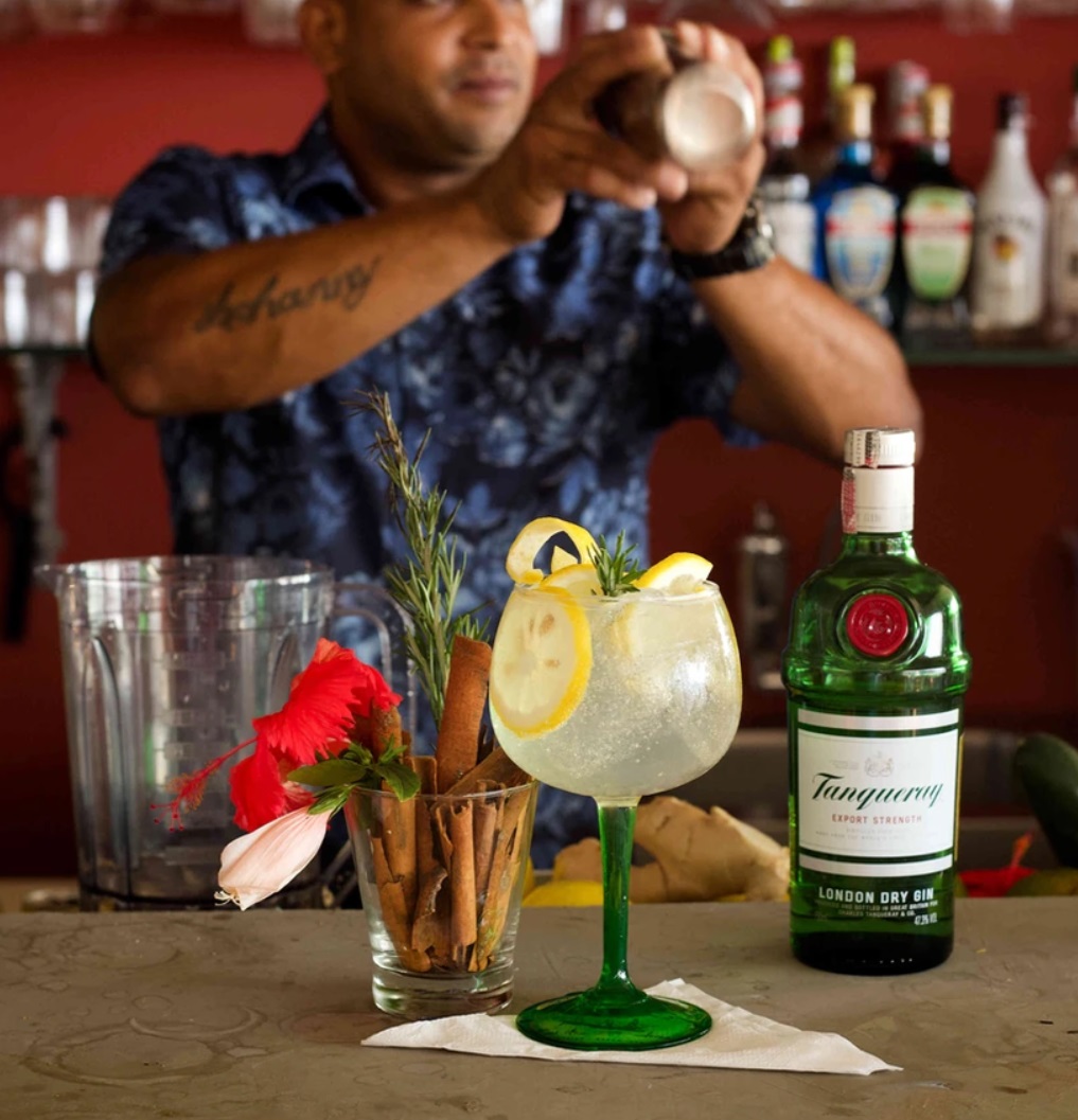 Bar dos Pescadores - homem preparando bebida