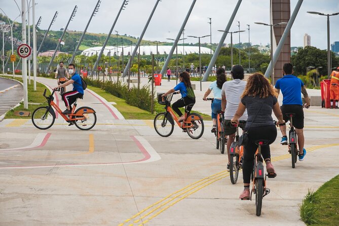 Pessoas passeando de bike em ciclovia de Porto Alegre