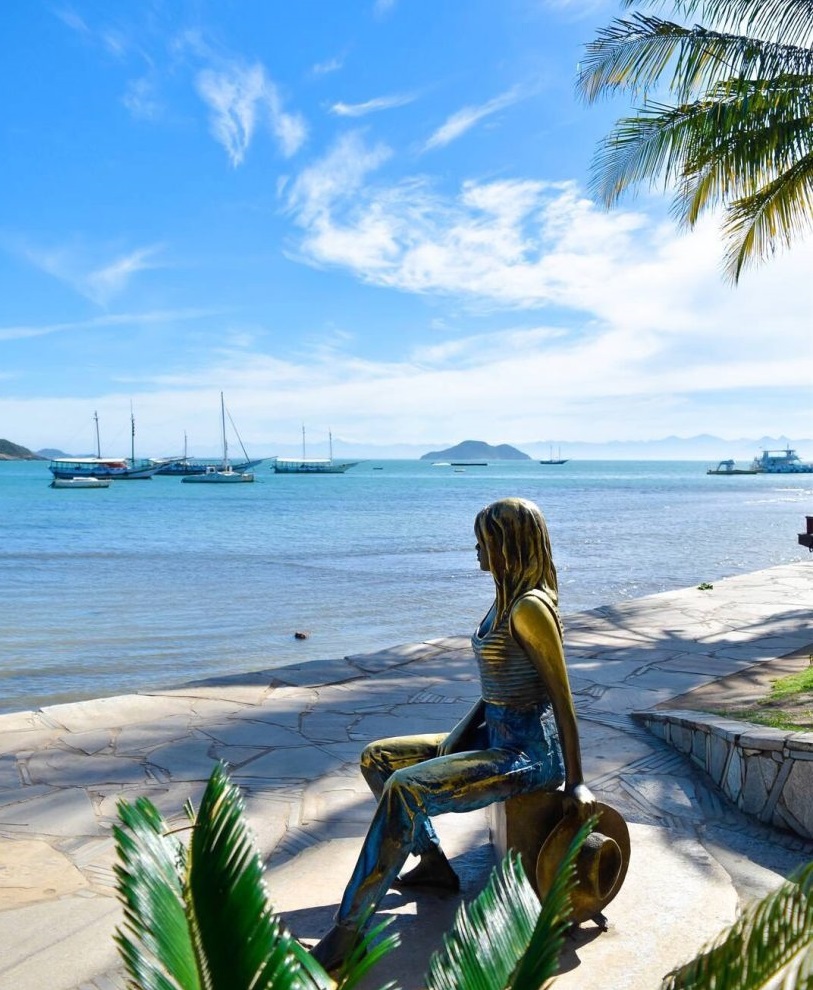 Estátua Brigitte Bardot e o mar de fundo