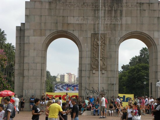 MOnumento ao Expedicionário, pessoas no Brique da Redenção, POrto Alegre